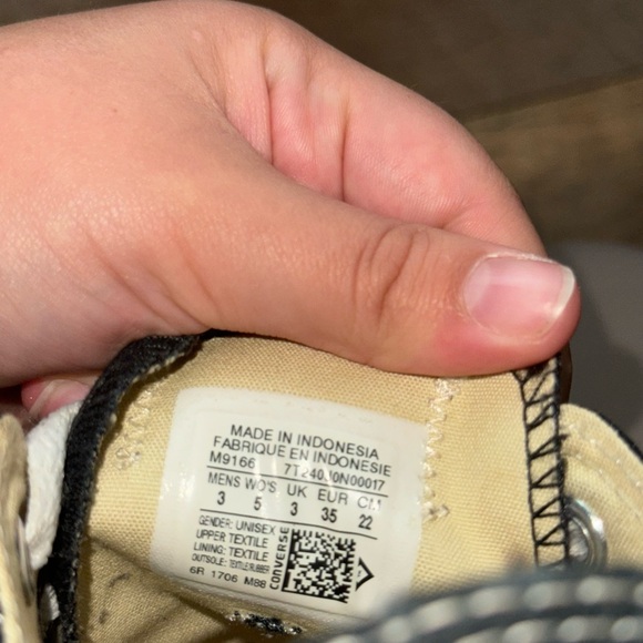 Converse All Star Gently used. Women’s size 5. Low rise. - Picture 3 of 3